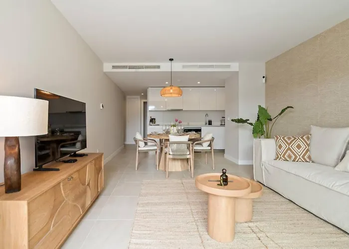 Garden Apt. Aranya - Pool, Gym And Co-working Space アパート エステポナ